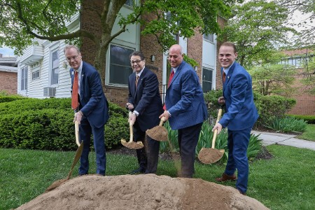From left are Chancellor Kent Syverud; Daniel D’Aniello; Pete Sala, vice president and chief campus facilities officer; and Luke Radel ’26.